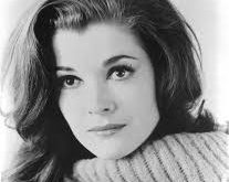 Jessica Walter, 31 Ocak 1941 tarihinde Brooklyn, New York’ta doğdu. Sanata olan ilgisi erken yaşlarda başladı ve New York'taki tiyatro okullarında eğitim aldı. Yale Drama School’dan mezun olduktan sonra, Walter kariyerine tiyatroda başladı. Bu dönemde, sahne sanatlarına olan ilgisi onu Broadway’e ve daha sonra televizyon ve sinemaya taşımıştır.