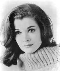 Jessica Walter, 31 Ocak 1941 tarihinde Brooklyn, New York’ta doğdu. Sanata olan ilgisi erken yaşlarda başladı ve New York'taki tiyatro okullarında eğitim aldı. Yale Drama School’dan mezun olduktan sonra, Walter kariyerine tiyatroda başladı. Bu dönemde, sahne sanatlarına olan ilgisi onu Broadway’e ve daha sonra televizyon ve sinemaya taşımıştır.