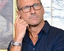 Stefan Larsson, İsveç'in Lund şehrinde doğmuş ve eğitimini İsveç'te tamamlamıştır. Ekonomi ve iş yönetimi üzerine eğitim aldıktan sonra, moda endüstrisine adım atmıştır. Kariyerine, H&M markasında başlamış ve burada gösterdiği başarısı ile dikkat çekmiştir.