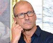 Stefan Larsson, İsveç'in Lund şehrinde doğmuş ve eğitimini İsveç'te tamamlamıştır. Ekonomi ve iş yönetimi üzerine eğitim aldıktan sonra, moda endüstrisine adım atmıştır. Kariyerine, H&M markasında başlamış ve burada gösterdiği başarısı ile dikkat çekmiştir.