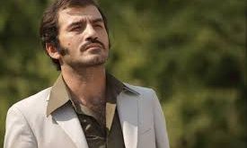 Ufuk Bayraktar, 12 Mayıs 1982 tarihinde İstanbul'da doğmuştur. Genç yaşlardan itibaren oyunculuğa olan ilgisiyle dikkat çeken Bayraktar, eğitimini İstanbul Üniversitesi Devlet Konservatuvarı'nda tamamlamıştır. Konservatuvar eğitimi, oyunculuk kariyerinin temellerini atmasında önemli bir rol oynamış ve ona sahne sanatlarında derin bir anlayış kazandırmıştır.