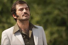 Ufuk Bayraktar, 12 Mayıs 1982 tarihinde İstanbul'da doğmuştur. Genç yaşlardan itibaren oyunculuğa olan ilgisiyle dikkat çeken Bayraktar, eğitimini İstanbul Üniversitesi Devlet Konservatuvarı'nda tamamlamıştır. Konservatuvar eğitimi, oyunculuk kariyerinin temellerini atmasında önemli bir rol oynamış ve ona sahne sanatlarında derin bir anlayış kazandırmıştır.