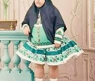 Tadj es-Saltaneh, 1883 yılında İran’ın başkenti Tahran’da doğdu. Babası, İran'ın son hükümdarlarından Nasır el-Din Şah’ın oğlu olan Mirza Ali Asghar, annesi ise dönemin ünlü İranlı kadınlarından biridir. Ailesi, onun eğitimine büyük önem verdi ve Tadj es-Saltaneh, zamanının kadınlarına göre oldukça ilerici bir eğitim aldı.