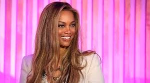 Tyra Banks, sadece podyumda değil, televizyon dünyasında da önemli bir başarıya imza atmıştır. 2003 yılında America's Next Top Model adlı reality televizyon programının sunuculuğunu üstlenmiş, bu program sayesinde büyük bir üne kavuşmuştur. Banks, programın sunuculuğunun yanı sıra, jüri üyeliği yapmış ve yarışmacılara modellik kariyerlerinde rehberlik etmiştir.