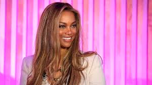 Tyra Banks, sadece podyumda değil, televizyon dünyasında da önemli bir başarıya imza atmıştır. 2003 yılında America's Next Top Model adlı reality televizyon programının sunuculuğunu üstlenmiş, bu program sayesinde büyük bir üne kavuşmuştur. Banks, programın sunuculuğunun yanı sıra, jüri üyeliği yapmış ve yarışmacılara modellik kariyerlerinde rehberlik etmiştir.