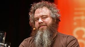 Patrick Rothfuss’un yazarlık tarzı, şiirsel dil, derin karakter incelemeleri ve büyülü dünya inşası ile tanınır. Rothfuss, sözleriyle adeta bir melodiyi andıran bir yazım tarzına sahiptir ve yazdığı her cümle okuyucusuna görsel bir deneyim sunar. Eserlerinde, kelimelerle yarattığı atmosfer, okuyucuyu kitabın içine çeker.
