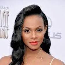 Ebonie Smith, özellikle aile dizileri ve gençlik temalı yapımlarda sergilediği doğal oyunculukla tanınır. Çocuk yaşta kamera karşısına geçmesine rağmen, karakterlerine kattığı samimiyet sayesinde izleyicilerle güçlü bir bağ kurmuştur.