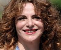 Caterina Varzi, ticari kaygılardan çok sanatsal projelere yönelmesiyle bilinir. Özellikle bağımsız yapımlara verdiği destek, onu sektör içinde saygın bir konuma taşımıştır. Yapımcı olarak; proje geliştirme, bütçe planlaması, yaratıcı ekip oluşturma ve dağıtım süreçlerinin yönetimi gibi pek çok aşamada etkin rol oynamaktadır.