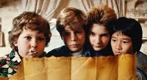 The Goonies sinematografisi, macera duygusunu destekleyen karanlık ve gizemli mekân tasarımlarıyla dikkat çeker. Set tasarımları ve pratik efektler, filmin fantastik havasını güçlendirir. Filmin müzikleri ise 80’ler ruhunu yansıtan enerjik ve akılda kalıcı temalarla hikâyeye dinamizm kazandırır.