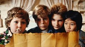 The Goonies sinematografisi, macera duygusunu destekleyen karanlık ve gizemli mekân tasarımlarıyla dikkat çeker. Set tasarımları ve pratik efektler, filmin fantastik havasını güçlendirir. Filmin müzikleri ise 80’ler ruhunu yansıtan enerjik ve akılda kalıcı temalarla hikâyeye dinamizm kazandırır.
