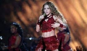 Shakira, sadece müzik kariyeriyle değil, sosyal sorumluluk projeleriyle de öne çıkmaktadır. Kurucusu olduğu Pies Descalzos Vakfı, Kolombiya’daki dezavantajlı çocuklara eğitim desteği sağlamaktadır.