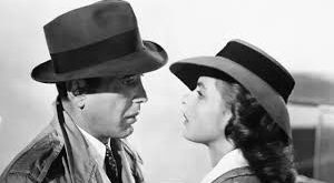 Kazablanka’nın sinematografisi, 1940'ların Hollywood sinemasının zarif bir örneğidir. Karanlık ve kasvetli atmosfer, karakterlerin içsel dünyalarındaki karmaşıklığı yansıtarak, filmdeki dramatik gerilimi artırır. Kazablanka, ışık-gölge oyunları ve sinematografinin ustaca kullanımıyla, izleyicinin karakterlerin psikolojik durumlarına daha yakın hissetmesini sağlar.