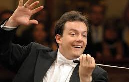 Andris Nelsons, günümüzün en tanınmış ve saygın orkestra şeflerinden biri olarak, uluslararası alanda büyük bir üne sahiptir. Letonya doğumlu olan Nelsons, kariyerine genç yaşta başlamış ve kısa sürede dünyanın en prestijli orkestralarını yönetme fırsatı bulmuştur.