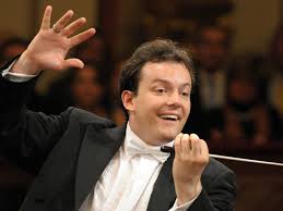 Andris Nelsons, günümüzün en tanınmış ve saygın orkestra şeflerinden biri olarak, uluslararası alanda büyük bir üne sahiptir. Letonya doğumlu olan Nelsons, kariyerine genç yaşta başlamış ve kısa sürede dünyanın en prestijli orkestralarını yönetme fırsatı bulmuştur.