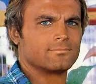 erence Hill, 29 Mart 1939 tarihinde, İtalya'nın Venedik şehrinde dünyaya gelmiştir. Asıl adı Mario Girotti olan Hill, sinemaya olan ilgisini genç yaşlarda keşfetmiş ve aktörlük kariyerine 1960’lı yıllarda adım atmıştır.