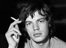 Mick Jagger, yalnızca müziğiyle değil, aynı zamanda şarkı yazarlığı ve prodüksiyonundaki becerisiyle de dikkat çeker. The Rolling Stones ile milyonlarca albüm satmış, birçok hit şarkıya imza atmış ve müzik dünyasına büyük katkılar sağlamıştır. 1960’lardan bugüne kadar müziğe olan katkıları ve kültürel etkisi, onu sadece bir sanatçı olarak değil, aynı zamanda bir rock müziği ikonu yapmıştır.
