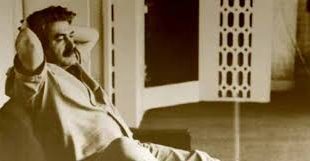 Gholam-Hossein Sa'edi, 1926 yılında İran’ın Tahran şehrinde doğdu. Ailesi, onun iyi bir eğitim almasını sağlamak için büyük çaba gösterdi. Sa'edi, Tahran Üniversitesi'nden psikoloji ve felsefe bölümlerinden mezun olduktan sonra, edebiyatla ilgili çalışmalarına hız verdi.