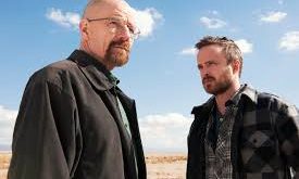 Breaking Bad, sadece güçlü hikayesiyle değil, görsel anlatımıyla da öne çıkar. Yönetmen Vince Gilligan ve sinematograf Peter Berg, dizinin her karesini dikkatle planlamış, görsel anlamda izleyiciyi etkileyici bir deneyime sokmuşlardır.