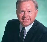 Mickey Rooney, 1920 yılında Brooklyn, New York’ta doğmuştur. Ailesi, sahne dünyasında yer alan bir çiftti ve bu nedenle Rooney’in sanatla iç içe büyümesi kaçınılmazdı. Henüz 2 yaşındayken, Vaudeville şovlarında performans sergileyen Rooney, erken yaşlarda büyük bir popülerlik kazandı.