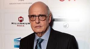 Jeffrey Tambor, 8 Temmuz 1944 tarihinde San Francisco, California’da doğmuştur. Genç yaşlardan itibaren sahneye olan ilgisi başlamış ve üniversite eğitimini San Francisco Üniversitesi'nde tamamlamıştır.