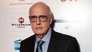 Jeffrey Tambor, 8 Temmuz 1944 tarihinde San Francisco, California’da doğmuştur. Genç yaşlardan itibaren sahneye olan ilgisi başlamış ve üniversite eğitimini San Francisco Üniversitesi'nde tamamlamıştır.