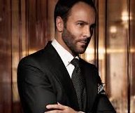 Tom Ford’un kariyerindeki önemli dönüm noktalarından biri, 1990’ların başında Gucci markasında çalışmaya başlamasıdır. Ford, Gucci’deki ilk yıllarında, markanın tasarım direktörü olarak işe başlamış ve kısa süre içinde markayı yeniden canlandırmak ve lüks segmentteki yerini pekiştirmek için önemli stratejiler geliştirmiştir.