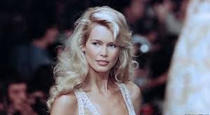 Claudia Schiffer, Almanya'nın Rheinberg şehrinde doğmuş ve büyümüştür. Henüz 17 yaşındayken, bir gece kulübünde keşfedilen Schiffer, kısa süre sonra Paris'e gitmiş ve ünlü modaevi Chanel ile çalışmaya başlamıştır. 1989 yılında Karl Lagerfeld ile olan anlaşması, Schiffer'in uluslararası arenada tanınan bir model haline gelmesinin ilk adımı olmuştur.