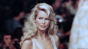Claudia Schiffer, Almanya'nın Rheinberg şehrinde doğmuş ve büyümüştür. Henüz 17 yaşındayken, bir gece kulübünde keşfedilen Schiffer, kısa süre sonra Paris'e gitmiş ve ünlü modaevi Chanel ile çalışmaya başlamıştır. 1989 yılında Karl Lagerfeld ile olan anlaşması, Schiffer'in uluslararası arenada tanınan bir model haline gelmesinin ilk adımı olmuştur.