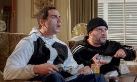 Son of a Donkey, absürd komediyi günlük yaşamla harmanlayan, sıradışı bir hikayeye odaklanır. Dizi, farklı sosyal çevrelerden gelen karakterlerin bir araya geldiği ve birbirinden komik olayların yaşandığı bir dünyayı keşfeder. Baş karakterin hayatındaki büyük bir değişim ve karşılaştığı zorluklar, izleyiciye hem kahkaha attıracak hem de düşündürecek.