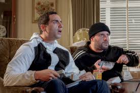 Son of a Donkey, absürd komediyi günlük yaşamla harmanlayan, sıradışı bir hikayeye odaklanır. Dizi, farklı sosyal çevrelerden gelen karakterlerin bir araya geldiği ve birbirinden komik olayların yaşandığı bir dünyayı keşfeder. Baş karakterin hayatındaki büyük bir değişim ve karşılaştığı zorluklar, izleyiciye hem kahkaha attıracak hem de düşündürecek.