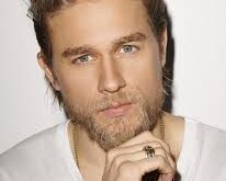 Charlie Hunnam, özel hayatını medyadan uzak yaşamayı tercih eder. Uzun yıllardır sanatçı Morgana McNelis ile birliktedir. Oyuncu, boş zamanlarında yazarlık ve doğa ile iç içe bir yaşam sürmeyi tercih etmektedir.