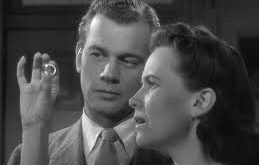 Şüphenin Gölgesi, küçük bir kasabada yaşayan Charlie Newton (Teresa Wright) adlı genç bir kadının hikâyesini anlatır. Charlie, bir gün amcası Uncle Charlie (Joseph Cotten)’in ziyaretine gelir. Ancak, amcasının davranışlarındaki tuhaflık, kasabaya yerleşmiş olan garip bir atmosferin habercisidir.