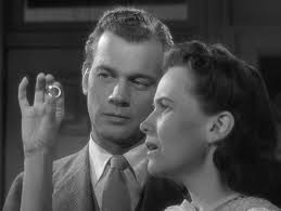 Şüphenin Gölgesi, küçük bir kasabada yaşayan Charlie Newton (Teresa Wright) adlı genç bir kadının hikâyesini anlatır. Charlie, bir gün amcası Uncle Charlie (Joseph Cotten)’in ziyaretine gelir. Ancak, amcasının davranışlarındaki tuhaflık, kasabaya yerleşmiş olan garip bir atmosferin habercisidir.