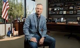 Sinise, özellikle gazilere ve askeri personellere destek projeleriyle tanınır. Gary Sinise Foundation adlı vakıf aracılığıyla, savaş gazilerine, ailelerine ve engellilere yardım eden projeler yürütmektedir.
