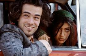 “Gadjo”, Roman dilinde “yabancı” anlamına gelir. Gadjo Dilo ise “çılgın yabancı” demektir. Film, genç bir Fransız olan Stéphane’in, babasının sevdiği Roman şarkıcının izini sürmek için Romanya’ya gitmesiyle başlar.