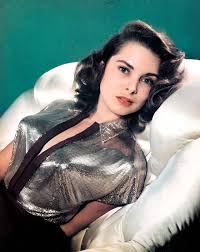 Janet Leigh, 3 Ekim 2004’te Los Angeles, Kaliforniya’da hayatını kaybetmiştir. Ölümü, Hollywood ve dünya sinema camiasında büyük bir kayıp olarak kabul edilmiştir. Leigh’in mirası, özellikle gerilim ve korku filmlerine getirdiği performanslar ve ikonik sahnelerle günümüzde hala yaşatılmaktadır.