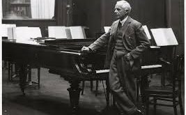 Béla Bartók, 20. yüzyılın en önemli bestecilerinden ve müzik araştırmacılarından biri olarak kabul edilir. Hem besteci, hem piyanist, hem de etnomüzikolog kimliğiyle klasik müziğe yeni bir yön kazandırmıştır. Özellikle Macar halk müziği üzerine yaptığı derlemeler ve bu ezgileri modern armoniyle birleştirmesi, Bartók’u müzik tarihinde özgün bir konuma taşımıştır.