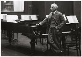 Béla Bartók, 20. yüzyılın en önemli bestecilerinden ve müzik araştırmacılarından biri olarak kabul edilir. Hem besteci, hem piyanist, hem de etnomüzikolog kimliğiyle klasik müziğe yeni bir yön kazandırmıştır. Özellikle Macar halk müziği üzerine yaptığı derlemeler ve bu ezgileri modern armoniyle birleştirmesi, Bartók’u müzik tarihinde özgün bir konuma taşımıştır.