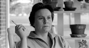 Harper Lee, sadece bir romanla değil, toplumlar arası farkları aşmaya yönelik verdiği güçlü mesajlar ve toplumsal adalet mücadelesiyle unutulmaz bir yazar olarak tarihe geçmiştir. "To Kill a Mockingbird" adlı başyapıtı, onun edebi gücünü ve insan haklarına verdiği önemi gözler önüne sermektedir.