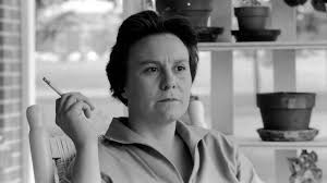 Harper Lee, sadece bir romanla değil, toplumlar arası farkları aşmaya yönelik verdiği güçlü mesajlar ve toplumsal adalet mücadelesiyle unutulmaz bir yazar olarak tarihe geçmiştir. "To Kill a Mockingbird" adlı başyapıtı, onun edebi gücünü ve insan haklarına verdiği önemi gözler önüne sermektedir.