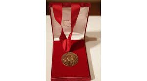 Gandi Barış Ödülü, dünya çapında barış, insan hakları ve toplumsal adalet konularında olağanüstü katkılar sağlayan kişilere verilen prestijli bir ödüldür. Bu ödül, Hindistan’ın bağımsızlık mücadelesinin simgesi olan Mahatma Gandhi’nin barışçıl direniş ve toplumsal eşitlik anlayışını yaşatmayı amaçlamaktadır.