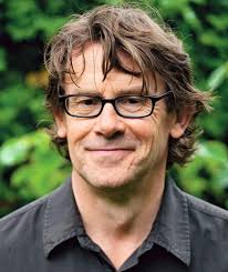Nigel Slater, Wolverhampton'da doğmuş ve genç yaşlarda yemek yapmaya ilgi duymaya başlamıştır. Ancak, profesyonel mutfak kariyerine başlamadan önce bir süre farklı işlerde çalışmış ve yazarlık alanındaki yeteneğini keşfetmiştir.