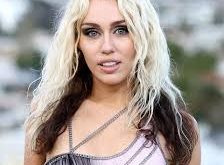 Miley Cyrus’un kariyeri, Disney Channel’ın popüler dizisi Hannah Montana ile başlamıştır. 2006 yılında yayımlanmaya başlayan bu dizi, Miley’i genç yaştan itibaren dünya çapında ünlü yapmıştır. Dizideki Hannah Montana karakteri, Miley'nin gerçek hayatındaki müzik yetenekleriyle birleşerek büyük bir popülerlik kazanmıştır.