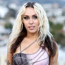 Miley Cyrus’un kariyeri, Disney Channel’ın popüler dizisi Hannah Montana ile başlamıştır. 2006 yılında yayımlanmaya başlayan bu dizi, Miley’i genç yaştan itibaren dünya çapında ünlü yapmıştır. Dizideki Hannah Montana karakteri, Miley'nin gerçek hayatındaki müzik yetenekleriyle birleşerek büyük bir popülerlik kazanmıştır.