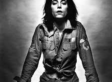 Patti Smith, müzikle tanışmaya başlamadan önce edebiyatla ilgileniyordu. Genç yaşlardan itibaren şiirler yazan Smith, New York City’ye taşındığında sanat dünyasının önemli figürleriyle tanıştı. 1970’lerin başında, bir sanatçı olarak kendini ifade etmenin yollarını arayan Smith, bir yandan şiir yazarken bir yandan da müzikle ilgilenmeye başlamıştır.