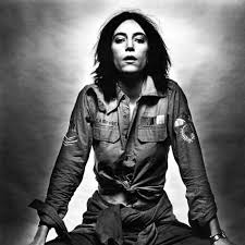 Patti Smith, müzikle tanışmaya başlamadan önce edebiyatla ilgileniyordu. Genç yaşlardan itibaren şiirler yazan Smith, New York City’ye taşındığında sanat dünyasının önemli figürleriyle tanıştı. 1970’lerin başında, bir sanatçı olarak kendini ifade etmenin yollarını arayan Smith, bir yandan şiir yazarken bir yandan da müzikle ilgilenmeye başlamıştır.