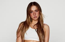 Tate McRae, müzikle ve dansla küçük yaşlardan itibaren ilgilenmeye başlamıştır. Kanada'nın Calgary şehrinde doğan McRae, dansa olan ilgisini erken yaşta keşfetmiş ve bu alanda büyük başarılar elde etmiştir. 2016 yılında "So You Think You Can Dance" yarışmasında yarışarak, dans yeteneklerini ilk kez geniş bir kitleye sergilemiştir.