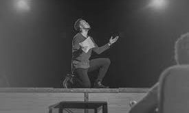 Metod oyunculuk, sinema ve tiyatroda gerçekçiliği merkeze alan devrimci bir yaklaşımdır. Oyuncunun kendini karakterin içine bırakmasını isteyen bu teknik, doğru uygulandığında unutulmaz performanslar ortaya çıkarır.