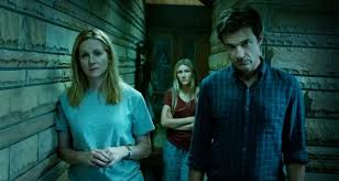 Ozark, başarılı bir finansal danışman olan Marty Byrde (Jason Bateman) ve ailesinin öyküsünü anlatıyor. Marty, Chicago’da ailesiyle birlikte normal bir yaşam sürerken, bir kara para aklama işi yaparken işler kontrolden çıkar ve hayatları tehlikeye girer.