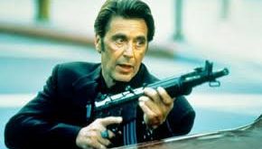 Michael Mann, Heat ile suç filmi türüne olan katkısını bir kez daha kanıtladı. 1980’lerde Manhunter ve Thief gibi suç dramalarıyla adından söz ettiren Mann, Heat ile hem yönetmenlik becerisini hem de anlatım tarzını zirveye taşıdı.